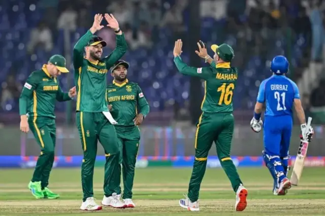 سویلي افریقا افغان لوبډله ته د ۱۰۷ منډو په توپیر ماتې ورکړه.
