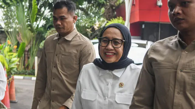 Kepala Badan Gizi Nasional (BGN) Nanik Sudaryati Deyang (tengah) berjalan saat tiba untuk melakukan audiensi di Gedung Merah Putih KPK, Jakarta, Selasa (7/7/2026).