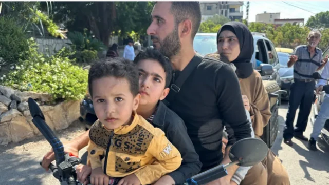 ஆயிரக்கணக்கான மக்கள் அவசர அவசரமாக வெளியேறி வருகின்றனர்