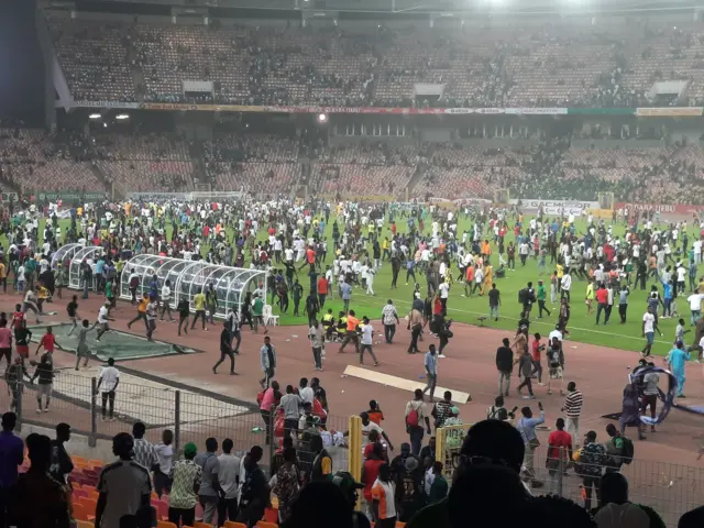 Fans takeover pitch as Nigeria no qualify for 2022 Fifa World Cup