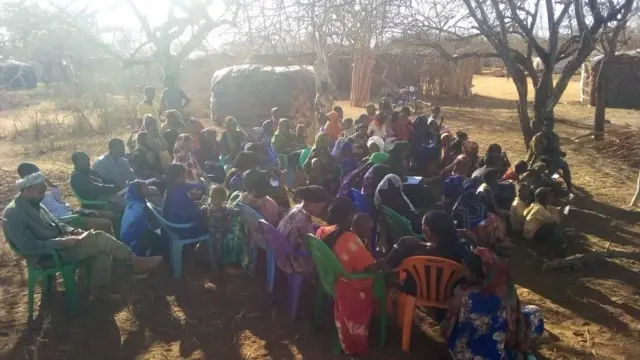 ሳሮ ገልገሎ አርብቶ አደሮችን ሰብስቦ ሲያስተምር 