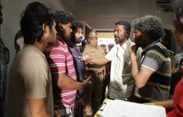 चित्रपटातील कलाकारांना दृश्य समजावून सांगताना दिग्दर्शक वेट्रीमारन ( पांढऱ्या शर्टमध्ये)