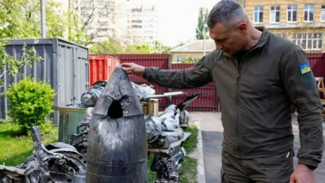 Мэр Киева Виталий Кличко демонстрирует обломки российской ракеты “Кинжал”