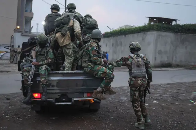 Des membres du groupe armé M23 montent à bord d'une camionnette alors qu'ils partent en patrouille depuis leur position à Goma, le 29 janvier 2025.