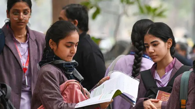 एग्ज़ाम की तैयारी करते बच्चे