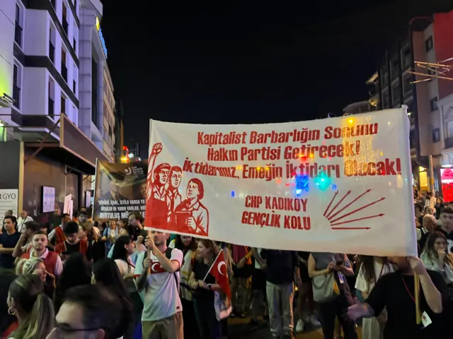 CHP'li gençler üzerinde "Kapitalist Barbarlığın Sonunu Halkın Partisi Getirecek! İktidarımız Emeğin İktidarı Olacak" yazılı pankart taşıyor.