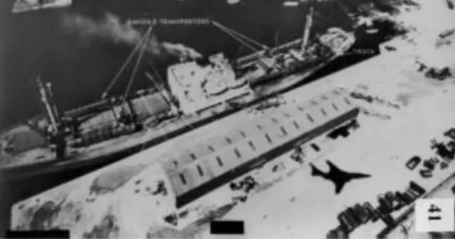 СССРдин "Николаев" кемеси. Кубанын Касильда портунда. Кариб кризисинин мезгили. Сүрөттө американын чалгынчы учагынын көлкөксү кошо тартылып калган