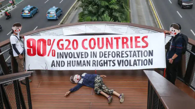 Sejumlah aktivis Extinction Rebellion Indonesia (XR Indonesia) dan Walhi Jakarta melakukan aksi dengan membentangkan spanduk berisi kalimat sindiran di Jembatan Pinisi, Jakarta, Senin (14/11/2022).