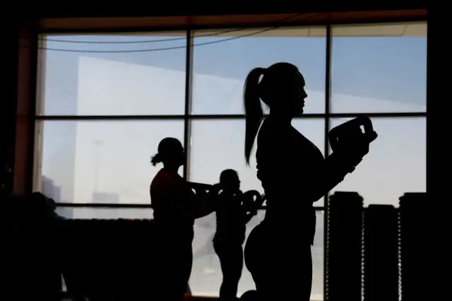 سيدات يتدربن في نادي رياضي