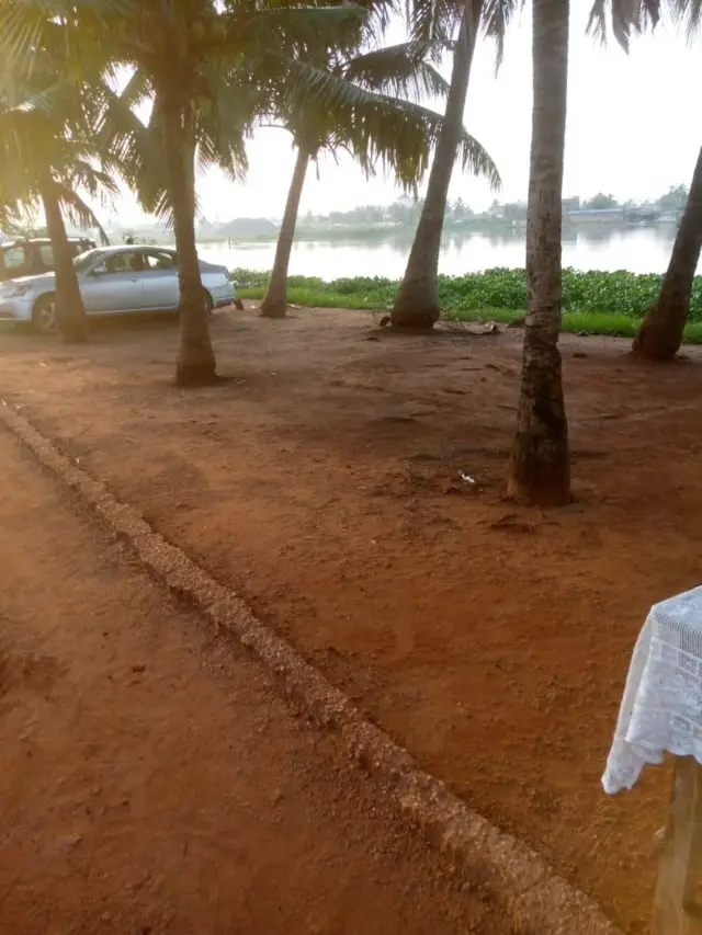 Bè-Kpota au bord de la lagune, où les jeunes se rassemblent souvent pour fumer le cannabis