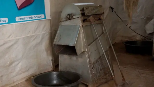 ከአምስት ዓመት በፊት በአርባ ምንጭ ዩኒቨርስቲ የተሠራ አዲስ ማሽን እንሰት ለመፈቅፈቅ ይውላል። 