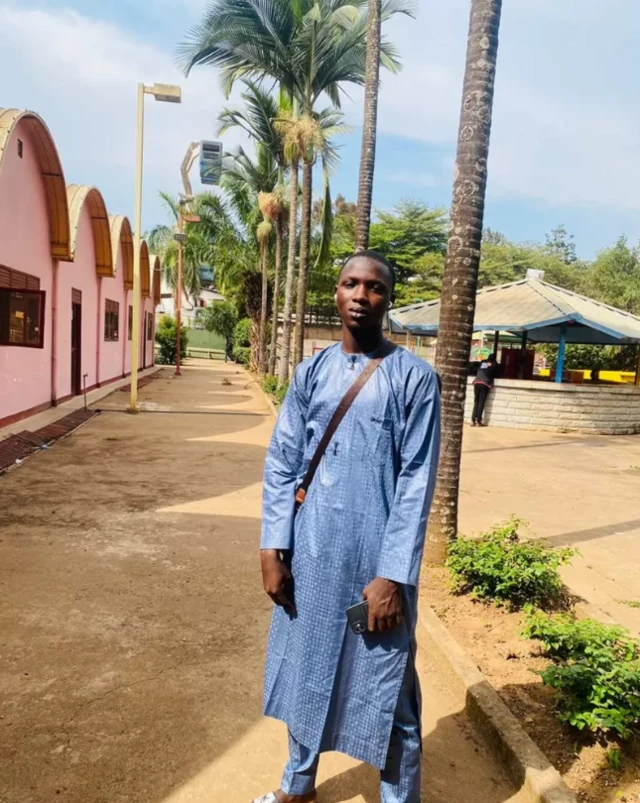 Isyaku a cikin sabuwar jami'ar da yake karatu a Uganda