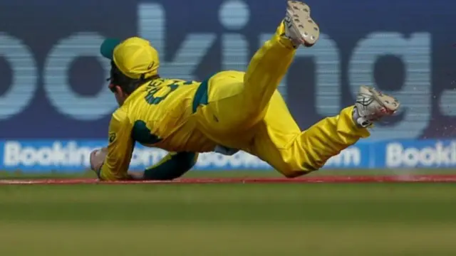 ट्रॅव्हिस हेड रोहित शर्माचा झेल घेताना