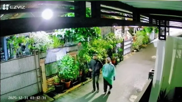 Rekaman CCTV di depan rumah DJ Donny, memperlihatkan dua orang pelempar bom molotov pada Rabu (31/12) dini hari. Satu orang menggunakan jaket hitam, celana hitam, serta masker hitam. Yang lainnya menggunakan celana hitam, jas hujan plastik hijau, topi, dan masker hitam.