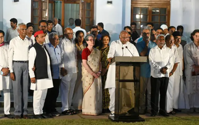 বৈঠক শেষে ইন্ডিয়া জোটের নেতারা। 