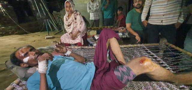 अनीस कहते हैं, "मैं वोट देने के लिए लाइन में लगा था. अचानक पुलिस आई और पीटना शूरू कर दिया."