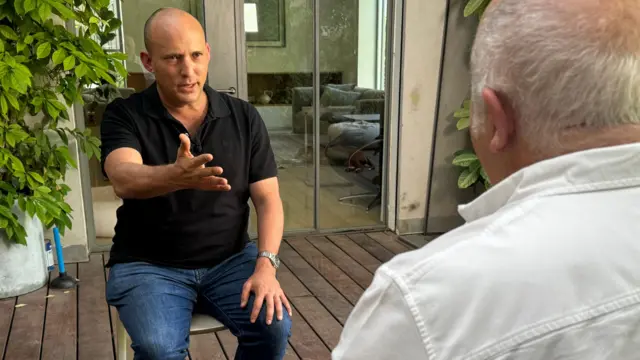 Tsohon firaiministan Isra'ila Naftali Bennett a zantawarsa da Jeremy Bowen, inda ya ce Iran za ta iya ɗaiɗaita yankin Gabas ta Tsakiya