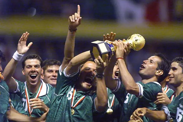 Jugadores de México festejan el título de la Copa Confederaciones de 1999 en el Estadio Azteca