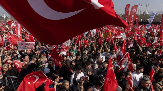 Народ на протесту у Турској