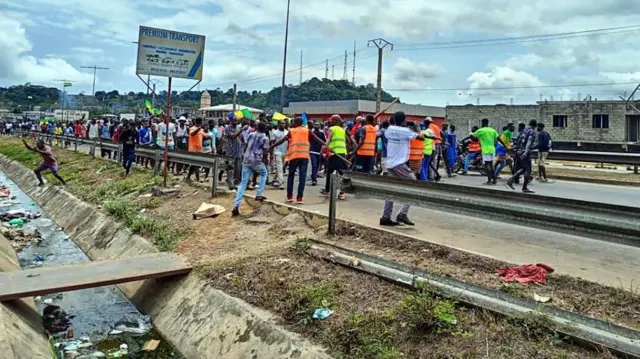 Des manifestants dans une rue de Libreville