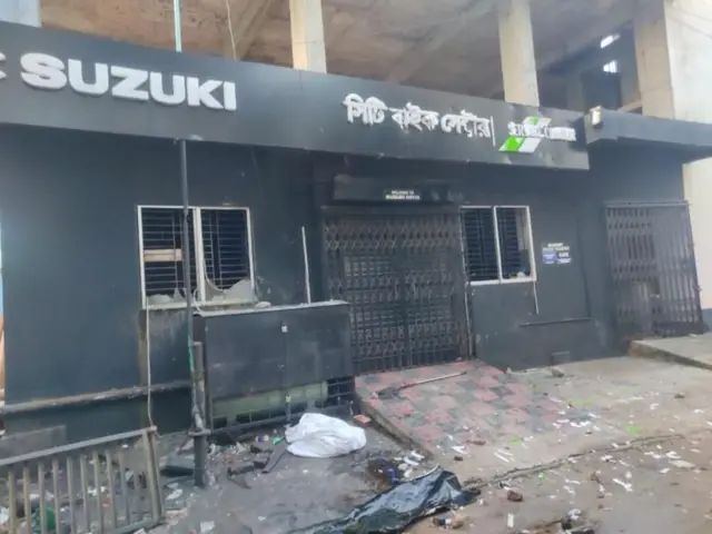 जमावाने शोरूमवर हल्ला केला, बाईक चोरल्या आणि शोरूमला आग लावल्याचं बिमल सांगतात.