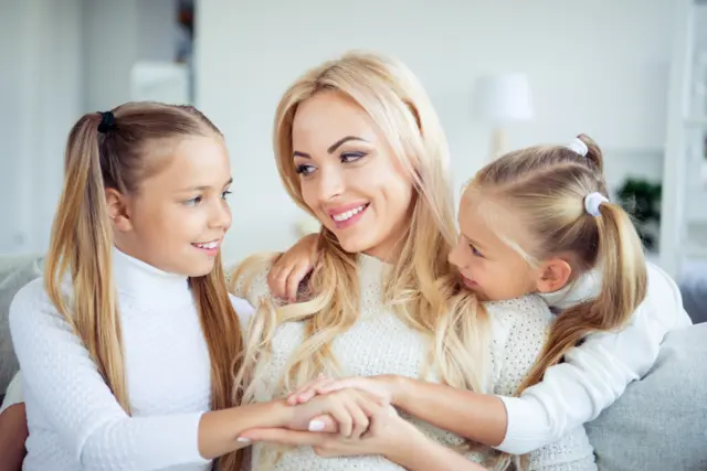 Madre con dos hijas