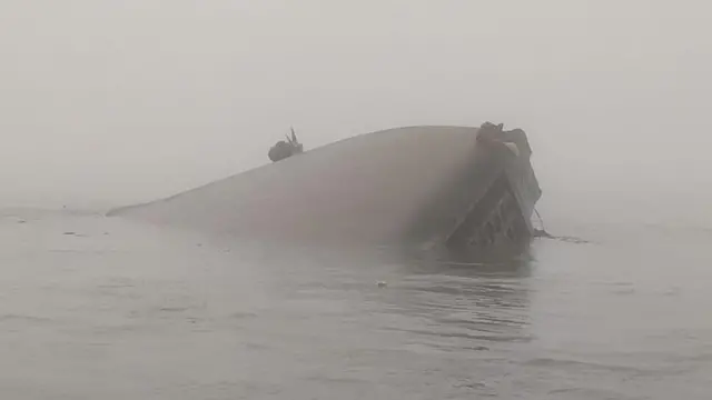 ডুবে যাচ্ছে ফেরি রজনীগন্ধা