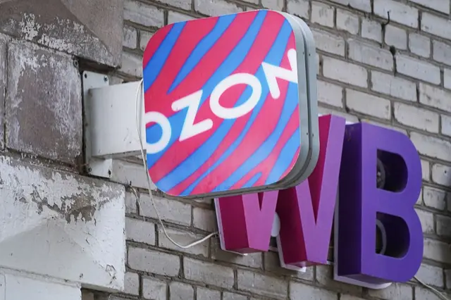 Логотипи Ozon та Wildberries часто можна побачити разом у Росії на спільних пунктах видачі.