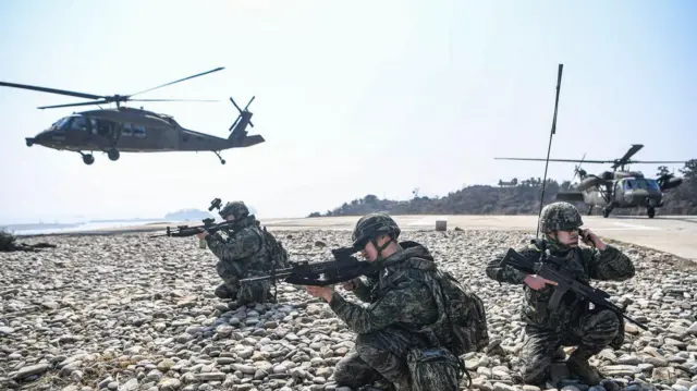 군사훈련 중인 해병대원들