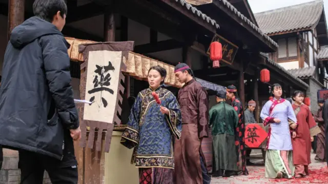 横店には映画のエキストラとして働こうと、多くの若い大卒者がやってくる