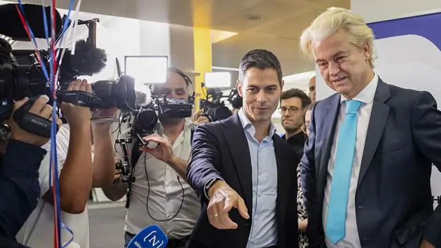 Jetten ve Wilders yan yanalar, etrafları gazetecilerle çevrili