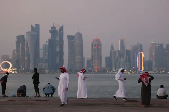 يتجمع الناس على الكورنيش بينما يُرى أفق الدوحة في الخلفية في 9 فبراير 2024 في الدوحة، قطر.