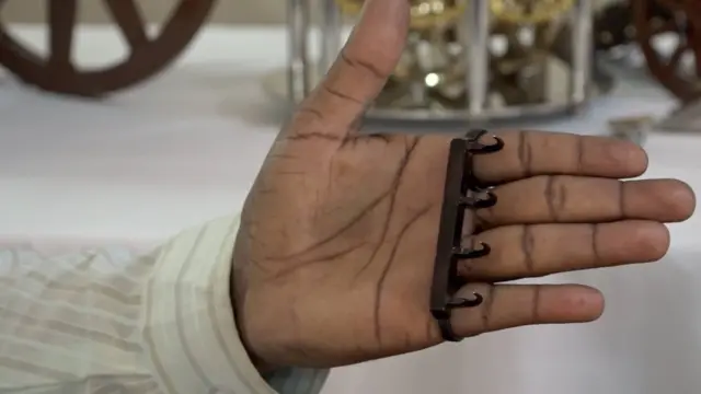 वाघनखांची प्रतिकृती