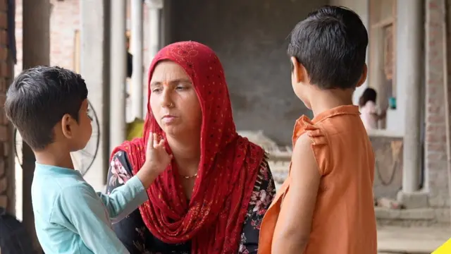 प्रियंका शर्मा अपने बच्चों के साथ