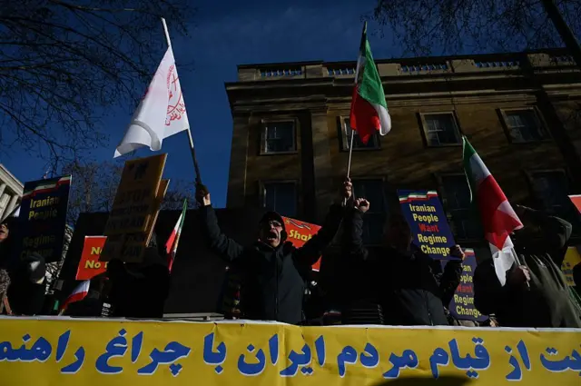 صورة بتاريخ 14 يناير/كانون الثاني لإيرانيين مقيمين في المملكة المتحدة، يتظاهرون أمام مقر رئاسة الوزراء بلندن لإظهار دعمهم للاحتجاجات المستمرة في إيران، ويحمل المتظاهرون علم إيران، ولافتات تدعو بعضها إلى تغيير النظام الإيراني.