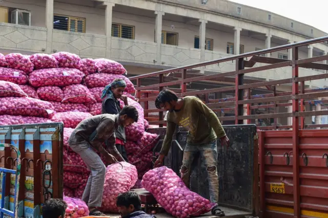 নতুন করে দুই লক্ষ টন পেঁয়াজ কিনছে সরকার