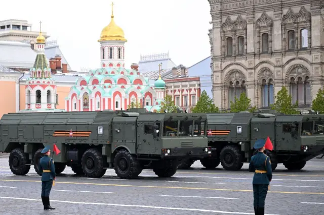 Пусковые установки оперативно-тактического ракетного комплекса «Искандер-М» на Красной площади во время военного парада в честь Дня Победы в центре Москвы 9 мая 2024 года