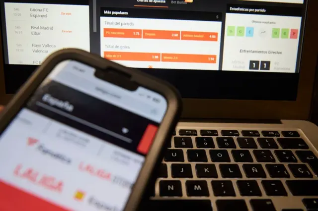 Sebuah situs web perjudian daring, pada 16 Maret 2025 di Madrid, Spanyol. Kementerian Hak Sosial, Konsumsi dan Agenda 2030 mencatat pada tahun 2024 hampir total 7.712 keluhan dari orang-orang yang mengaku sebagai korban peniruan identitas dalam perjudian online