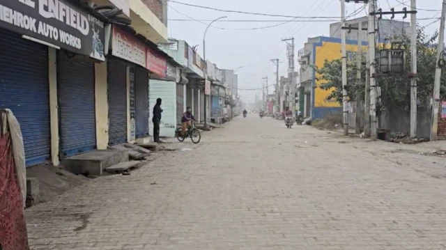 ਸ਼ਹਿਰ ਦੇ ਬਾਜ਼ਾਰ ਸੁਨਸਾਨ ਰਹੇ ਅਤੇ ਦੁਕਾਨਾਂ ਬੰਦ ਰਹੀਆਂ।