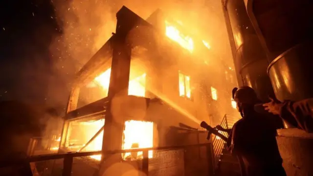 Fire fighter dey try quench fire for one building