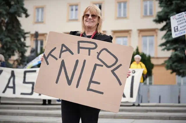 Група демонстранток, відомих як "польські бабусі", підтримують кандидата в президенти Рафала Тшасковського під час передвиборчої кампанії 