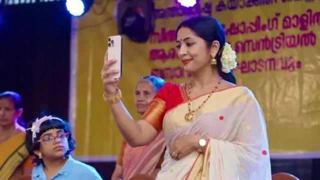 నటి నవ్య నాయర్, ఆస్ట్రేలియా ఎయిర్‌పోర్ట్‌లో మల్లెపూలపై నిషేధం 