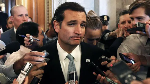 Тед Круз в окружении журналистов с диктофонами.