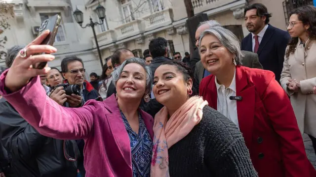 A candidata à presidência do Chile pelo Partido Comunista, Jeannette Jara, posa para uma selfie com outras duas mulheres