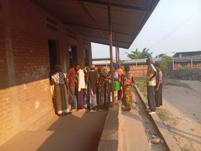 Abantu baje gutora abakuru ba karitiye mu Gikungu hagwiriyemwo abagore batonze imbere y'ibiro biri mw'ishure i Bujumbura ku wa 25 Myandagaro 2025