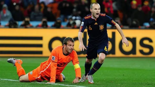 آندرس اینیستا در حال جشن گرفتن گلش مقابل هلند در فینال جام جهانی ۲۰۱۰