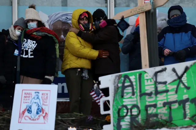 Personas con pancartas