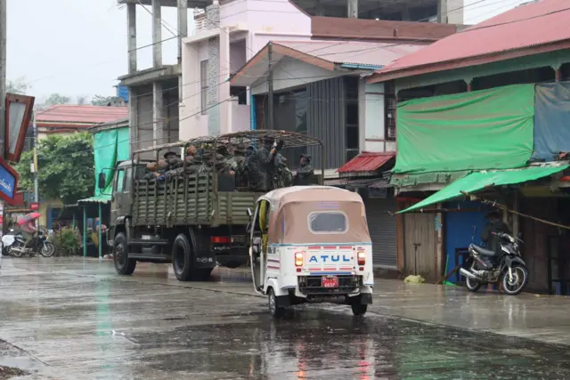 মিয়াকু শহরে টহল দিচ্ছে সেনাবাহিনী