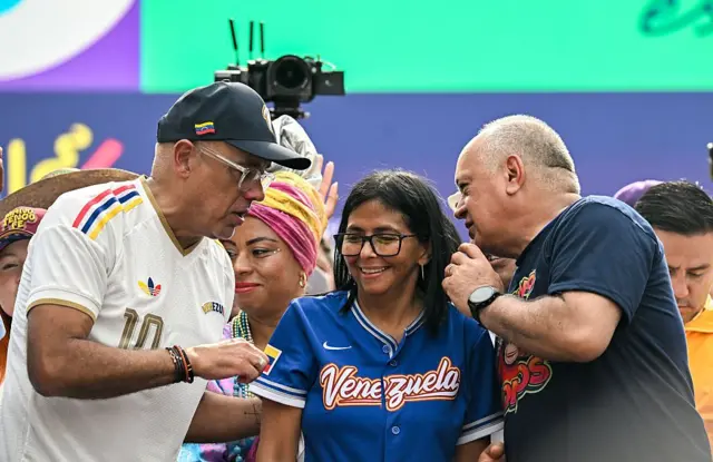 Jorge Rodríguez habla con Diosdado Cabello y en el medio está Delcy Rodríguez. Ninguno viste de rojo.