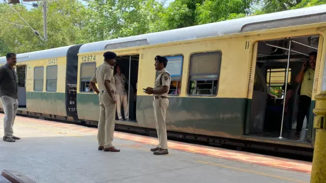 ரயில் நிலையங்களில் தொடரும் பெண்கள் மீதான தாக்குதல்; பாதுகாப்பற்ற இடமாக மாறுகின்றனவா ரயில் நிலையங்கள்?